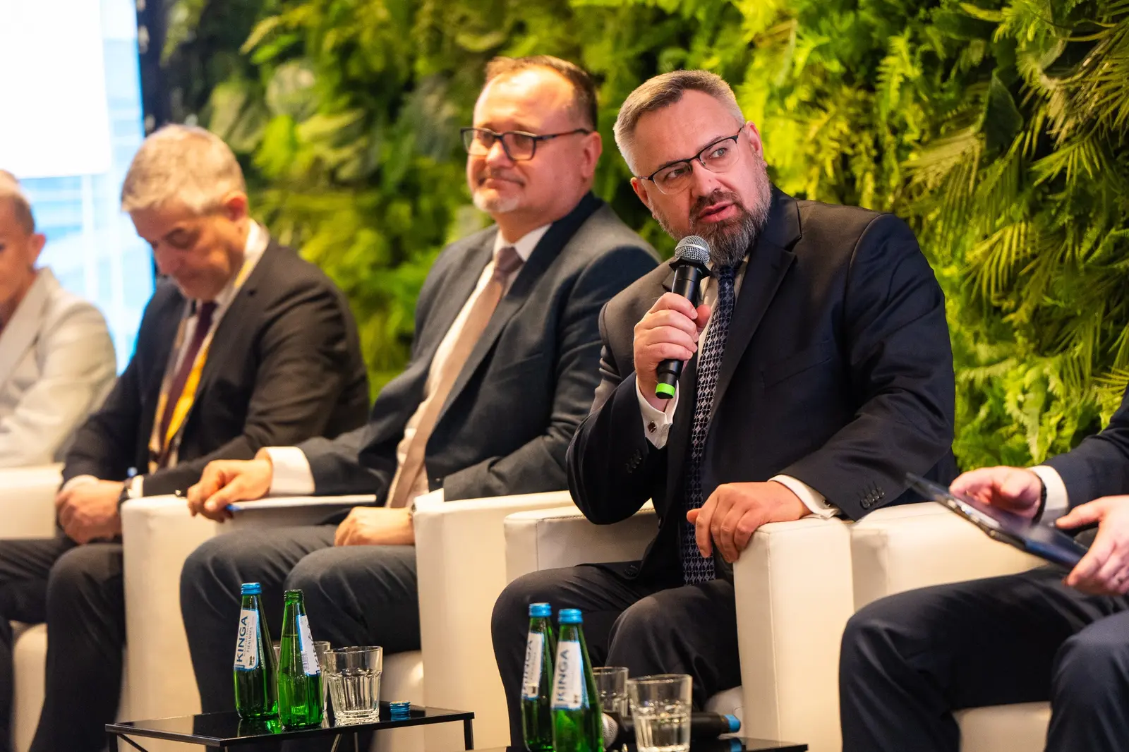 Panelista zabierający głos podczas debaty