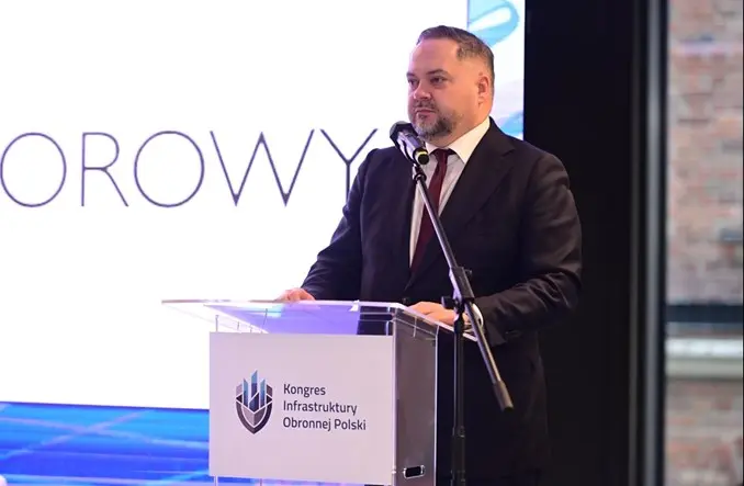 Konrad Gołota przemawiający podczas Kongresu Infrastruktury Obronnej Polski